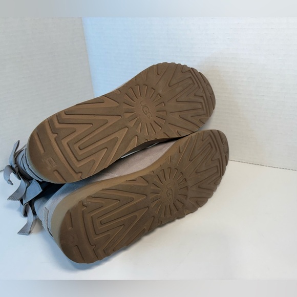 UGG CLASSIC MINI DREW SUNSHINE PERF SEAL BOW ANKLE BOOT - Picture 3 of 16